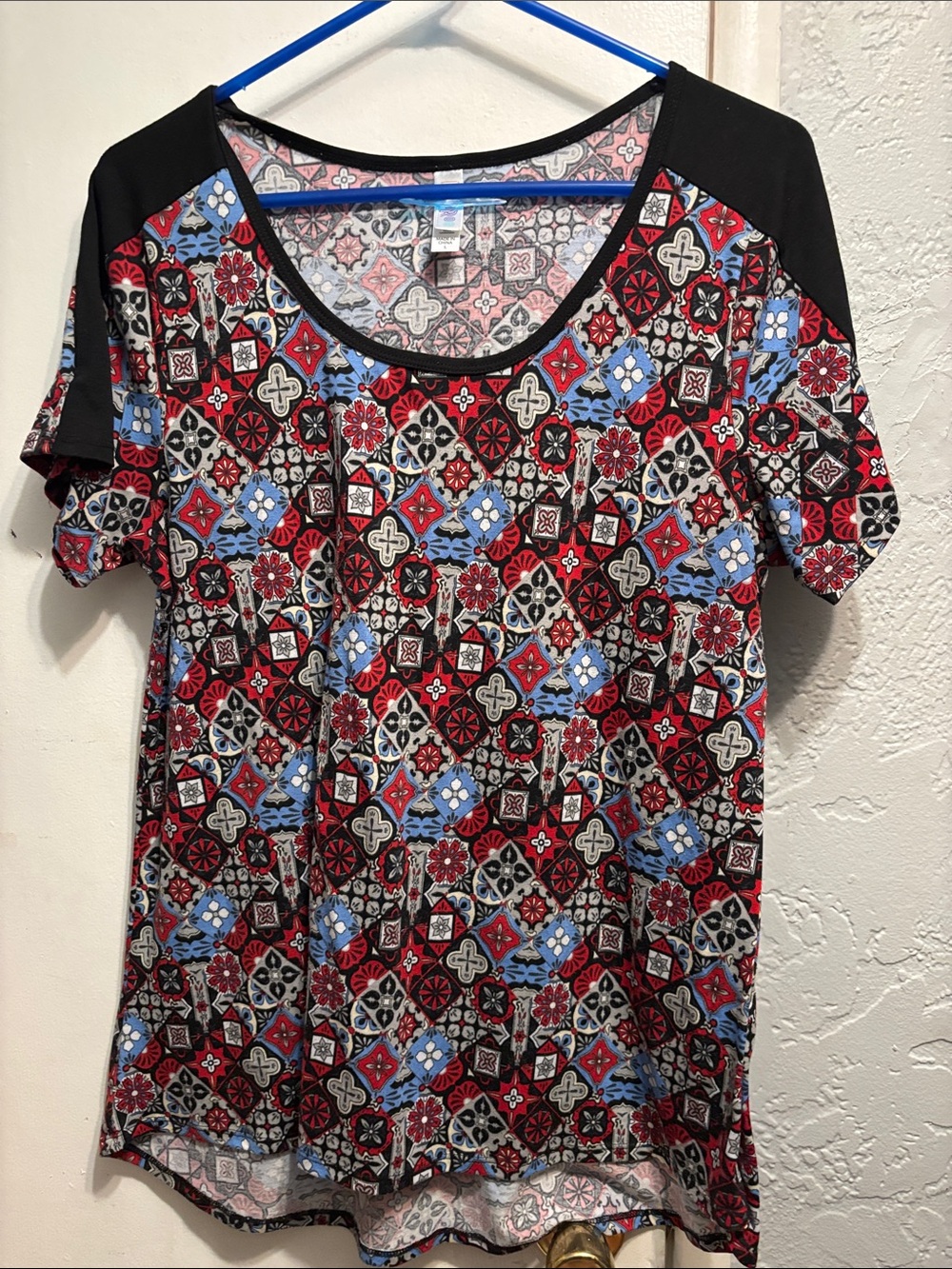 LuLaRoe Short Sleeve Scoop Neck Top in Red, Blue & Black